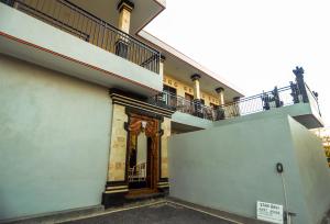 - un bâtiment avec un portail et un balcon dans l'établissement Star Bali Guest House, à Canggu