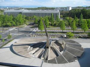 um edifício com um monumento no meio de um parque em Keihanna Plaza Hotel em Seika