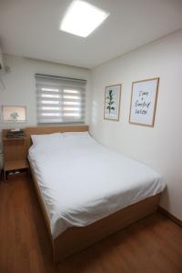 Säng eller sängar i ett rum på 24 Guesthouse Seoul Station