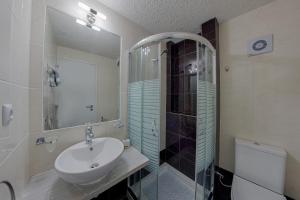 A bathroom at Irida Holiday Apartments Még 37 kép