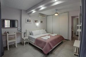 A bed or beds in a room at Irida Holiday Apartments