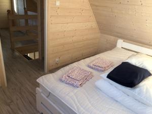 A bed or beds in a room at Domki wczasowe OSKAR
