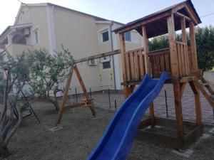 Ο χώρος παιχνιδιού για παιδιά στο Apartment Lara