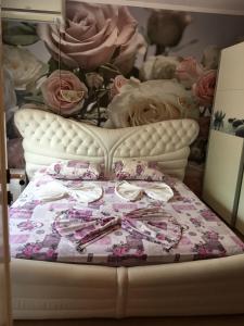 ソゾポルにあるGuest House Hristinaのピンクのバラが敷かれたベッド