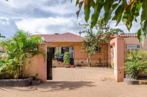 une maison avec une cour en face dans l'établissement Mt. Zion Hotel Annex, à Kampala