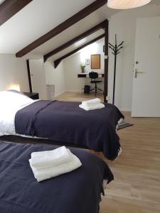 - une chambre avec 2 lits et des serviettes dans l'établissement Alyhrs takvåning i Visby, à Visby