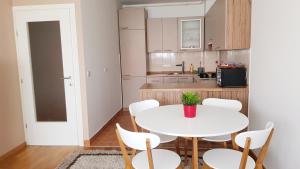 una pequeña cocina con mesa blanca y sillas en Apartment Petar i Dora, en Zagreb