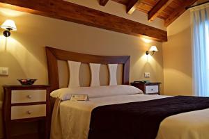 A bed or beds in a room at Posada Valle del Oso