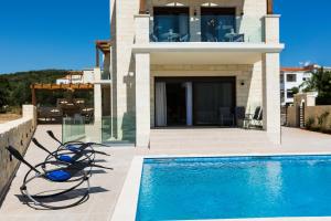 Bazén v ubytovaní Eudora Luxury Stone Villa alebo v jeho blízkosti