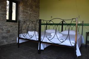 1 Schlafzimmer mit 2 Etagenbetten und weißen Kissen in der Unterkunft Medousa Rooms to Let in Líthion