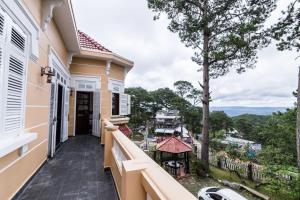 einen Balkon mit Stadtblick in der Unterkunft Dragon Dalat Villa in Da Lat