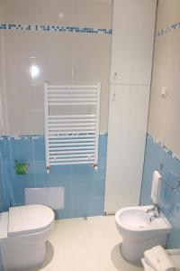 カリアリにあるDomus Yenne Suitesの青と白のバスルーム(トイレ、シンク付)