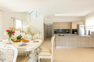 Kjøkken eller kjøkkenkrok på Eudora Luxury Stone Villa