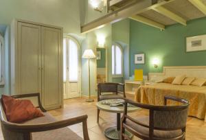 Schlafzimmer mit einem Bett, einem Tisch und Stühlen in der Unterkunft Hotel Belvedere in Verbania