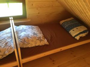 een stapelbed in een hut met een raam bij Domki W Sercu Mazur in Ryn