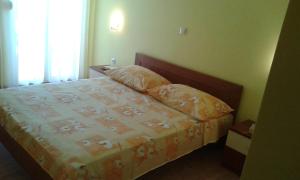 1 dormitorio con cama y ventana en Apartments Mara, en Drage