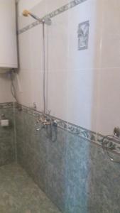 ソゾポルにあるGuest House Hristinaのタイル張りの壁のバスルーム(シャワー付)