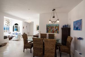 uma sala de jantar com mesa e cadeiras em Villa Waves em Agios Ioannis
