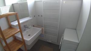 レンメルにあるplattedijk 25-47の洗面台とトイレを備えた白いバスルーム +5枚の写真