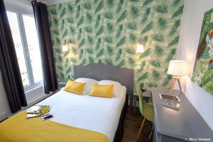 Postel nebo postele na pokoji v ubytování Le Thimothée : Hôtel & Studios