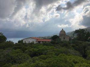 ein Gebäude auf einem Hügel mit Bäumen in der Unterkunft Orion Accomodation in Tropea