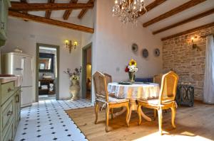 uma cozinha com mesa e cadeiras num quarto em Arnolongo B4 Sea View em Rovinj