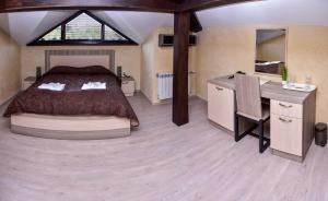1 dormitorio con 1 cama grande, escritorio y escritorio en Hotel Izvora 2, en Arbanasi
