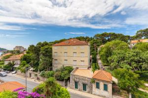 un bâtiment dans une ville avec une rue et des arbres dans l'établissement The Loft, à Dubrovnik