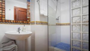 Kúpeľňa v ubytovaní APARTAMENTOS HÉRCULES SEVILLA centro de Sevilla