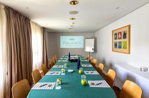 אזור העסקים ו/או חדר הישיבות ב-Parador de Nerja +37 תמונות