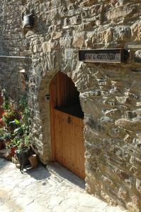 a door in a stone wall with a sign on it at Casa Churchill in Claverol