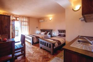 Postel nebo postele na pokoji v ubytování Apartmani i sobe Dinko