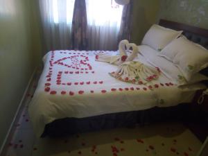 Postel nebo postele na pokoji v ubytování Ash White Hotel