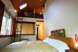 ein Schlafzimmer mit einem Bett in einem Zimmer in der Unterkunft Estivant Club in Tsumagoi
