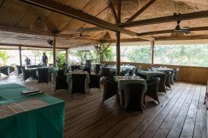 ein Esszimmer mit grünen Tischen und Stühlen in der Unterkunft Sok San Beach Resort in Koh Rong
