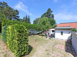 ルブミンにあるFerienhaus Lubmin VORP 1451の塀とブランコのある庭園
