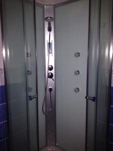 サンタンティーオコにあるLa Casa Blanca y Azulのバスルーム(シャワー、シャワーヘッド付)