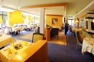 Restoran või mõni muu söögikoht majutusasutuses Hotel Heide Kröpke
