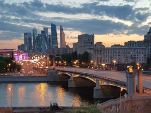 モスクワにあるDream House River Sideの夜の川橋