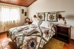 um quarto com uma cama grande e uma janela em Monte Pedras Negras em São Luis