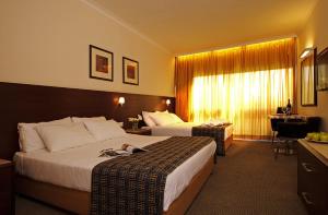 Postel nebo postele na pokoji v ubytování Caesar Premier Eilat Hotel