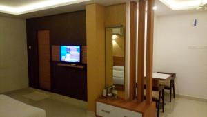 Hotel Kapilavasthu的电视和/或娱乐中心