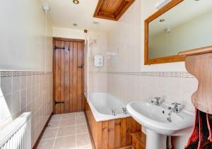 une salle de bains avec lavabo et baignoire dans l'établissement 1 Bed in Nantygwreiddyn oc-bow49, à Sennybridge 30 autres photos
