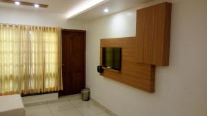 Hotel Kapilavasthu的电视和/或娱乐中心