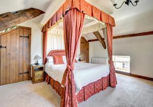 une chambre avec un lit à baldaquin et une fenêtre dans l'établissement 1 Bed in Nantygwreiddyn oc-bow49, à Sennybridge