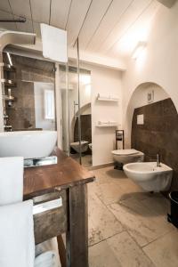 ein großes Badezimmer mit zwei Waschbecken und zwei WCs in der Unterkunft Idris Loft Matera in Matera