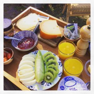 taca z serem i owocami na stole w obiekcie B&B PeperZzz w mieście Bergen