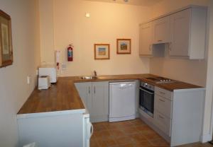 Kilkee Holiday Homes (GF - Sleeps 5)廚房或簡易廚房