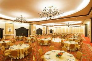 Um restaurante ou outro lugar para comer em Dreams Playa Bonita All Inclusive