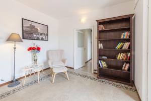 salon z krzesłem i półką na książki w obiekcie Pellegrino 75 Double Bedroom w Rzymie
